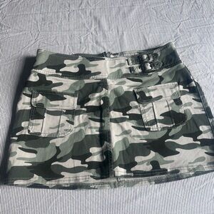 Hollister Women’s  Y2k Low Rise Green Camo Skirt Size M